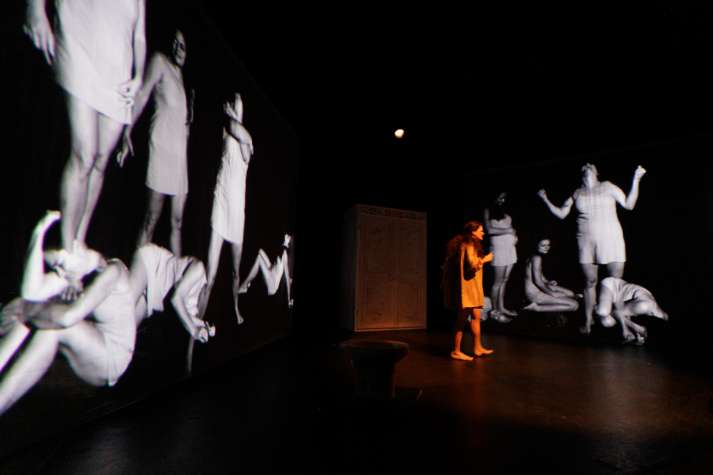 Bleu(s) — Spectacle immersif, Théâtre et scénographie engagée, vue 16