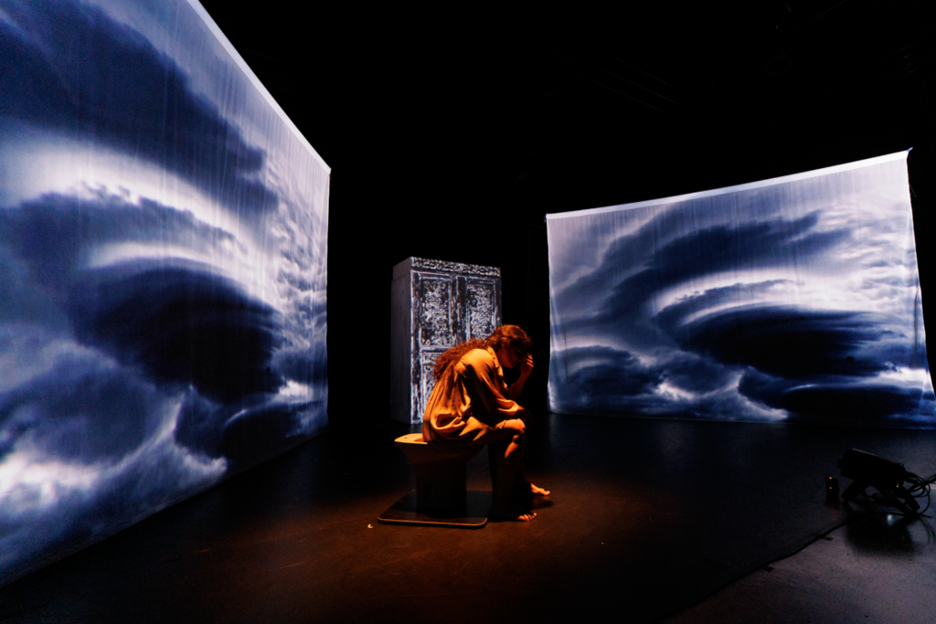 Bleu(s) — Spectacle immersif, Théâtre et scénographie engagée, vue 5