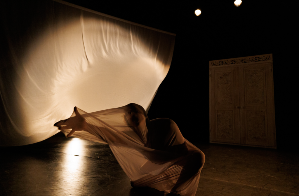 Bleu(s) — Spectacle immersif, Théâtre et scénographie engagée, vue 3