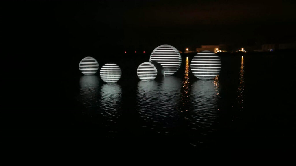 Sphères lumineuses flottant dans le port d’Étel, prototype 2021