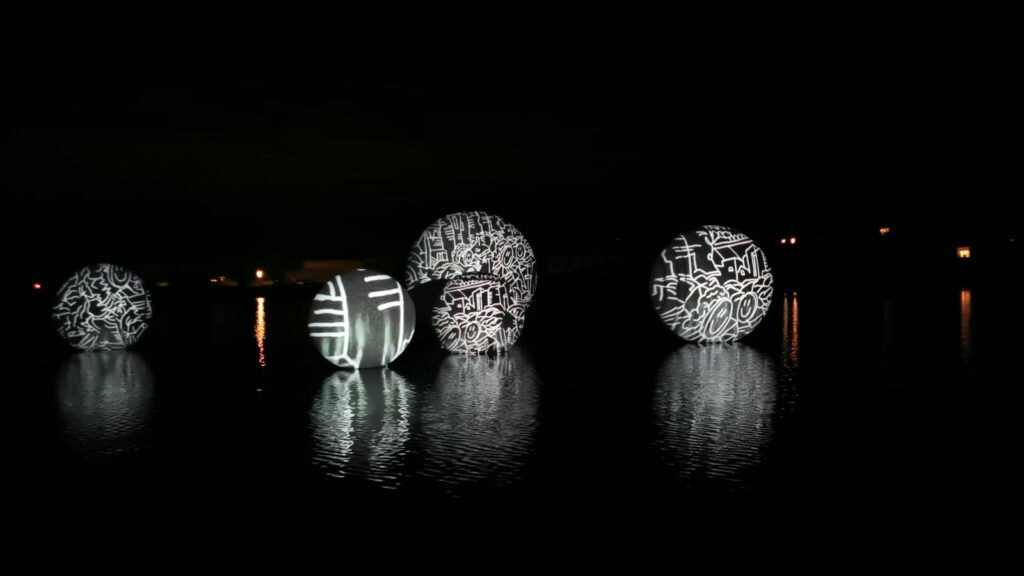 Projection graphique sur des sphères posées sur l’eau, Étel