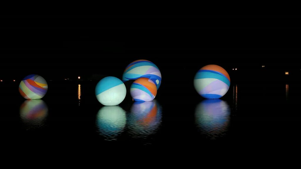 Archipels — sphères colorées et leurs reflets sur l’eau, Étel