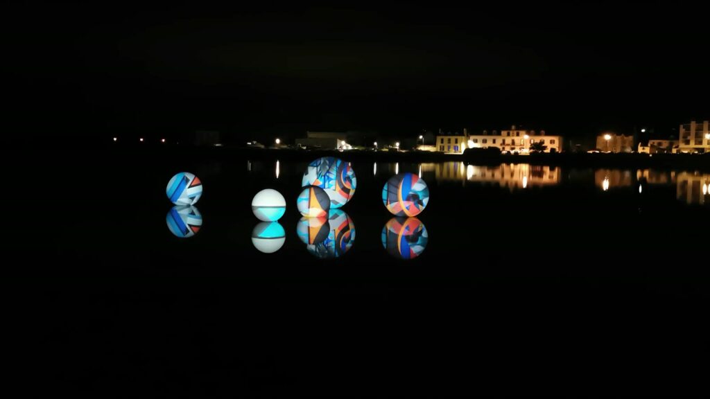 Archipels — sphères face aux lumières du port d’Étel