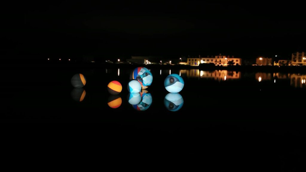 Archipels — matières projetées sur les sphères flottantes