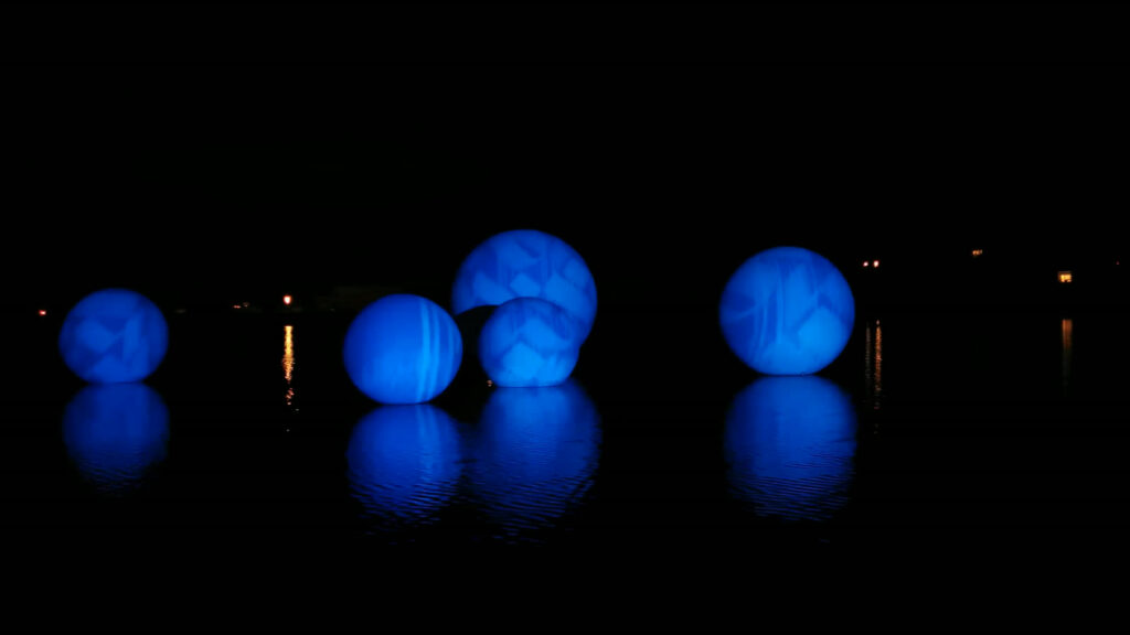 Archipels — sphères bleues posées sur l’eau, Étel