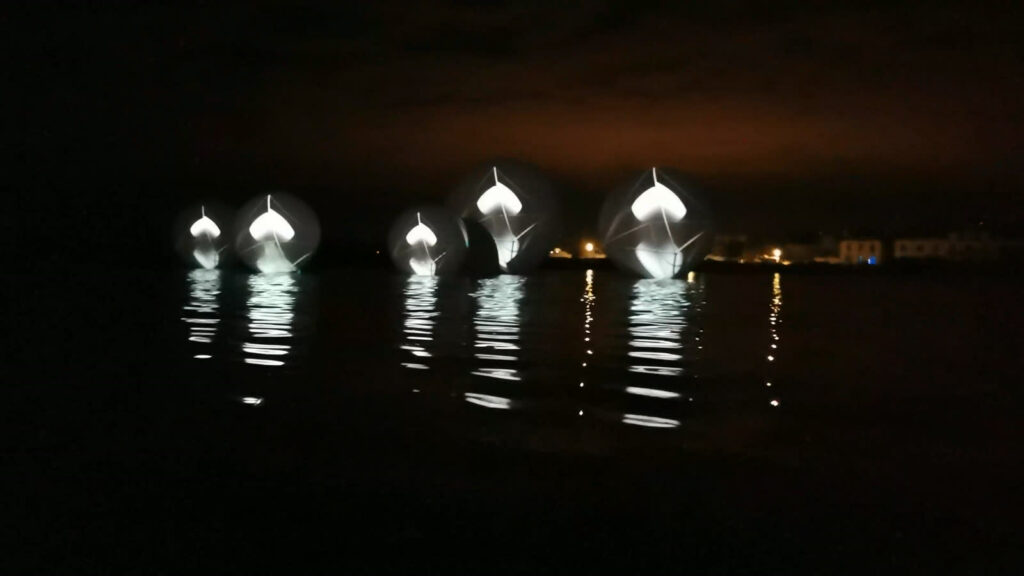 Archipels — sphères claires et leurs reflets, port d’Étel