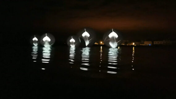 Archipel — sphères lumineuses et leurs reflets, port d’Étel, 2021